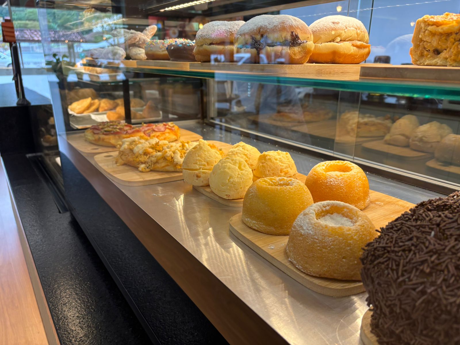 Vitrine de pães e doces